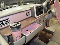 女性汽車面世，粉嘟嘟的還自帶梳妝臺(tái)