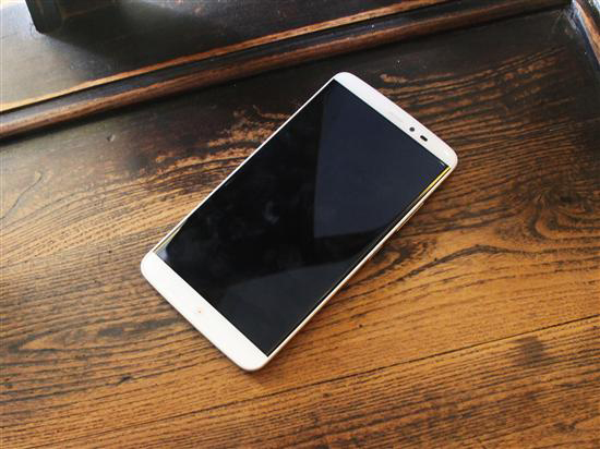 PPTV發(fā)布首款裸眼3D手機(jī)，定價2699元