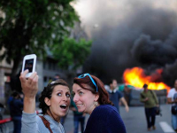 今年全球已有12人死于自拍：比鯊魚(yú)吃掉人數(shù)還多！