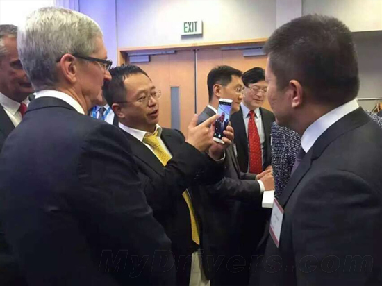 基情四射！周鴻祎向庫克展示奇酷手機