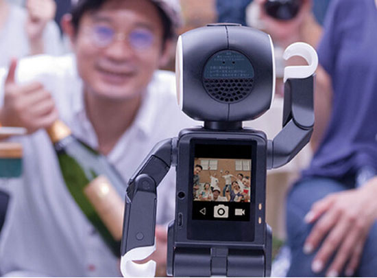 夏普將推機(jī)器人手機(jī)RoBoHoN，可走路跳舞