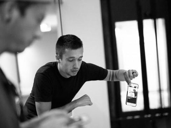 視頻：虐心還是虐機(jī) 最近捏手機(jī)在國(guó)外好火