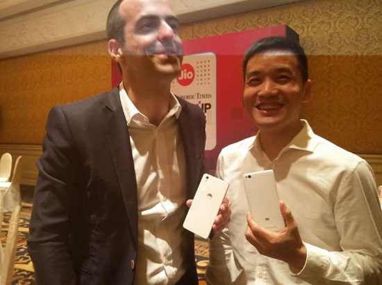 看！小米副總裁手里握的是一加新機？