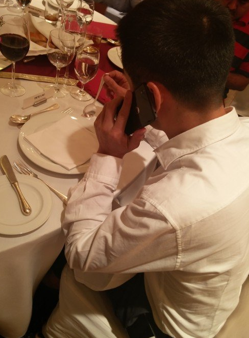 看！小米副總裁手里握的是一加新機？