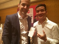 看！小米副總裁手里握的是一加新機(jī)？