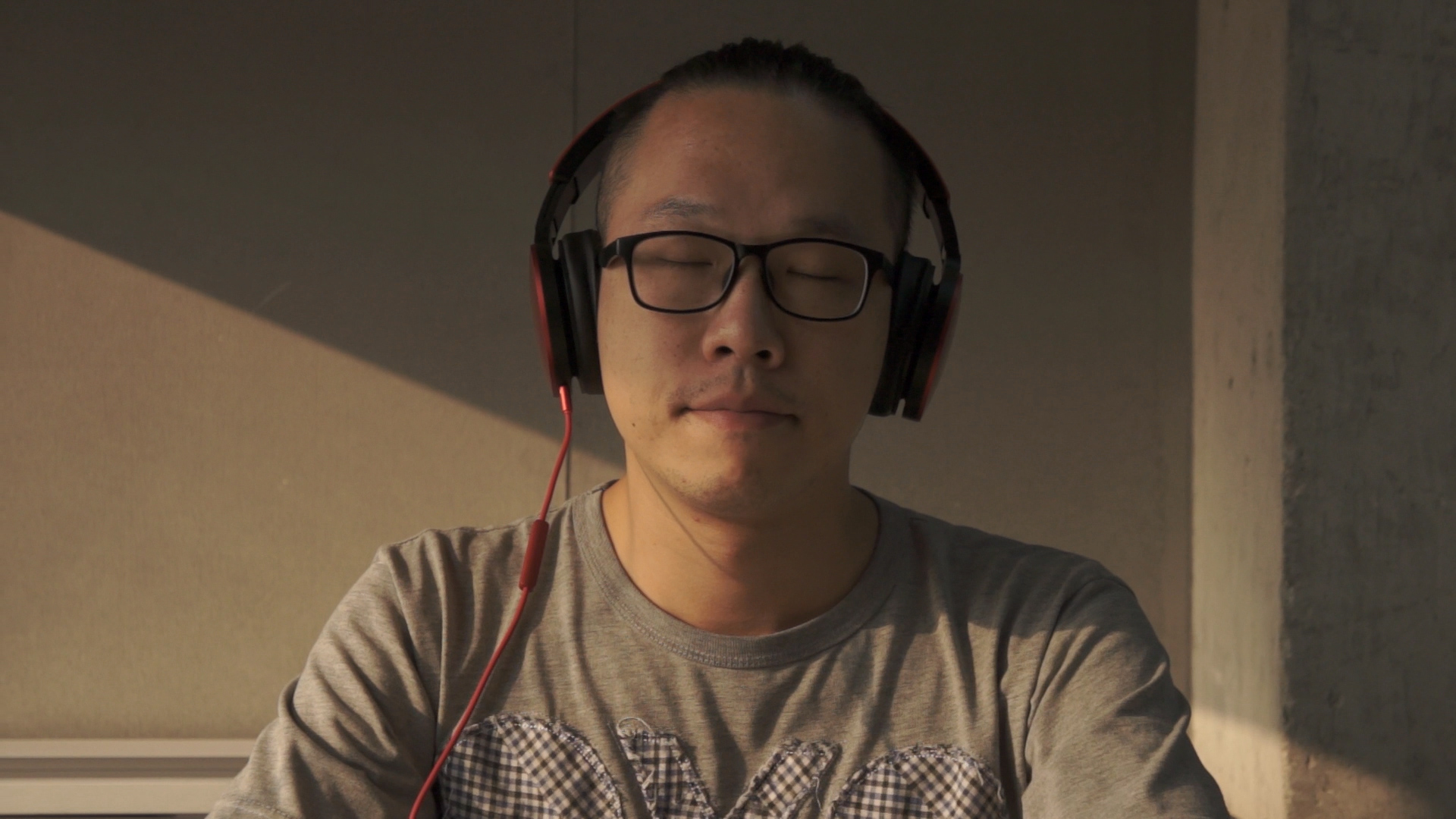 微?。厚R哥戴上汪峰耳機(jī)Fiil后，劇情發(fā)展好像不太對(duì)