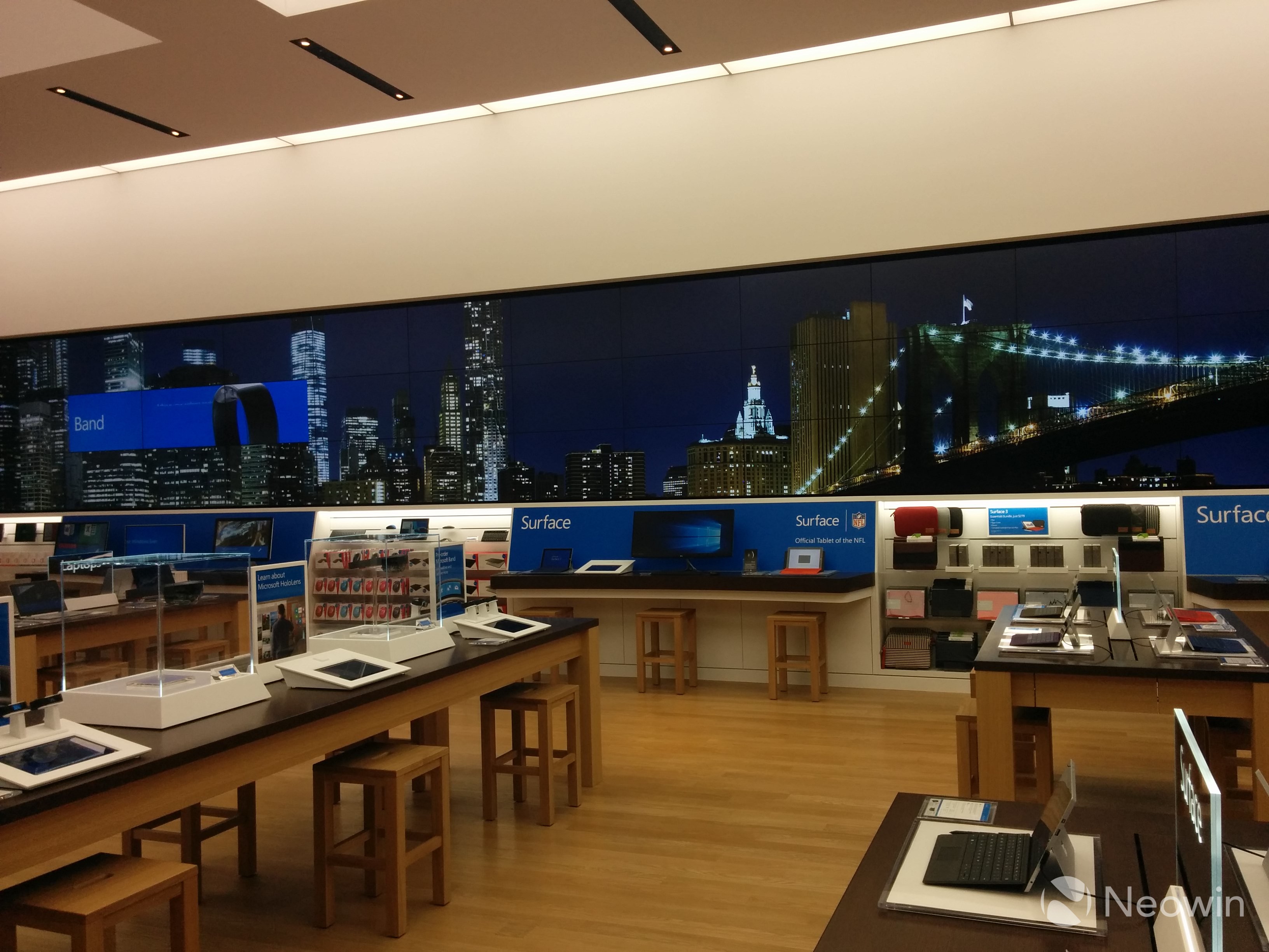 比蘋(píng)果Apple Store更氣派！全球最大微軟旗艦店開(kāi)業(yè)