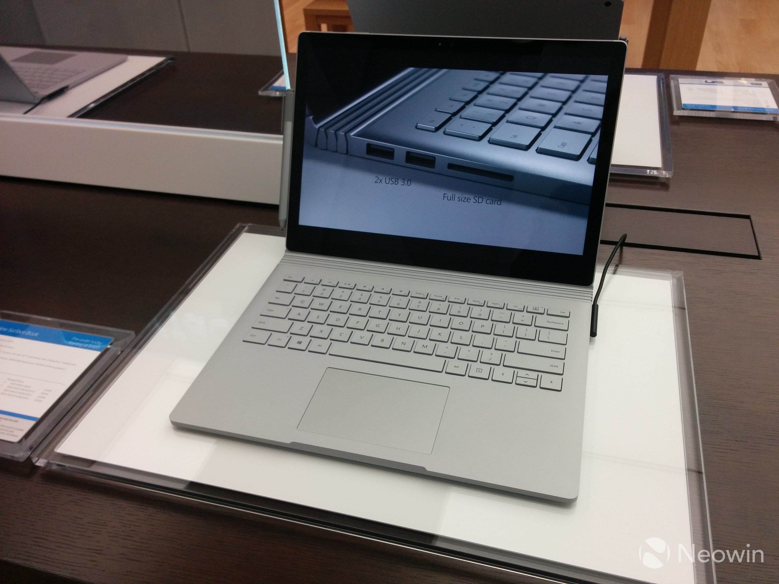 比蘋(píng)果Apple Store更氣派！全球最大微軟旗艦店開(kāi)業(yè)