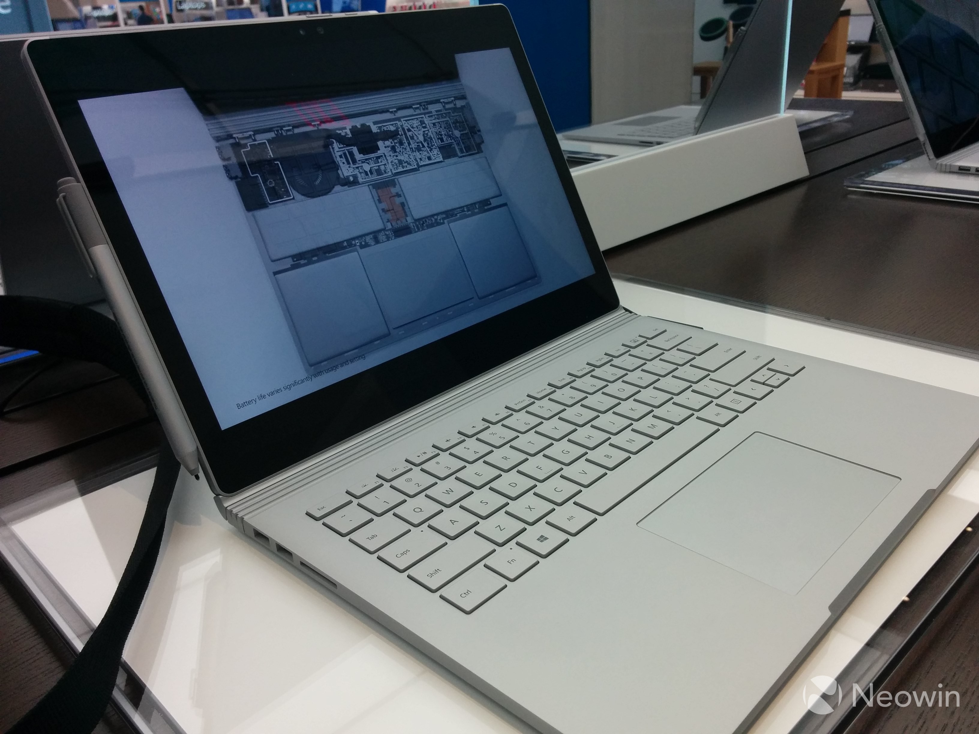 比蘋(píng)果Apple Store更氣派！全球最大微軟旗艦店開(kāi)業(yè)