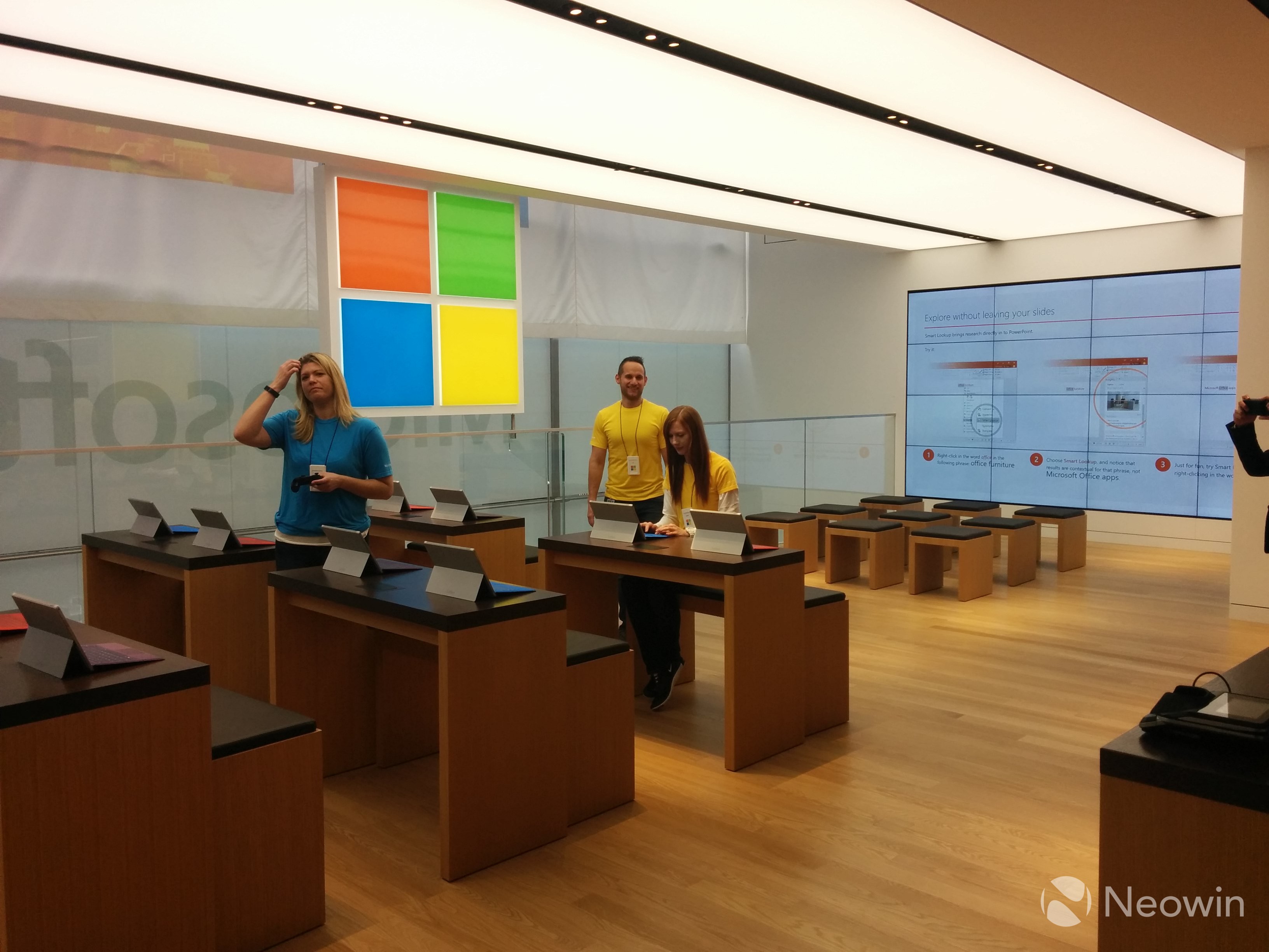 比蘋(píng)果Apple Store更氣派！全球最大微軟旗艦店開(kāi)業(yè)