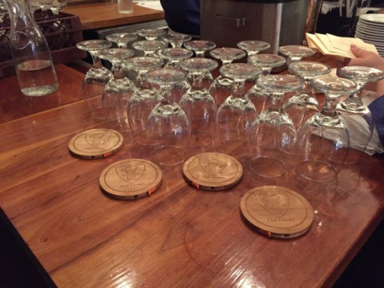 給力的設(shè)計(jì) 啤酒杯墊也能作為手機(jī)充電器