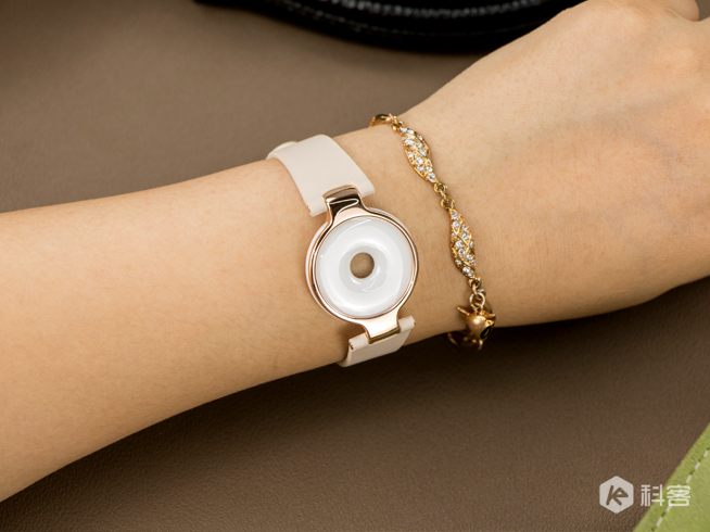 女神高圓圓設(shè)計(jì)！Amazfit智能手環(huán)圖賞