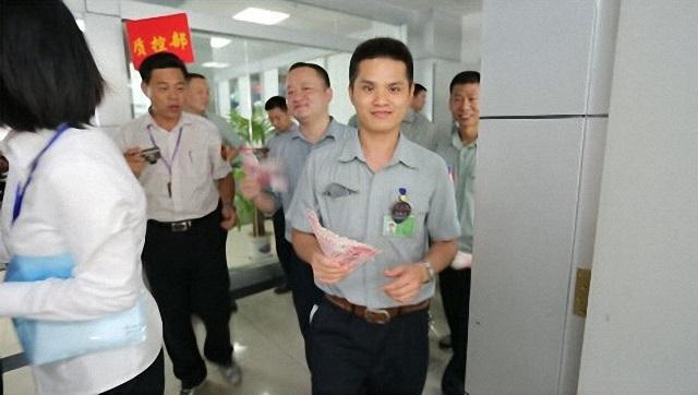 格力手機(jī)你買帳嗎？員工一次購12臺