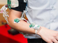 新型傳感器系統(tǒng)：可將手語動作翻譯成文字