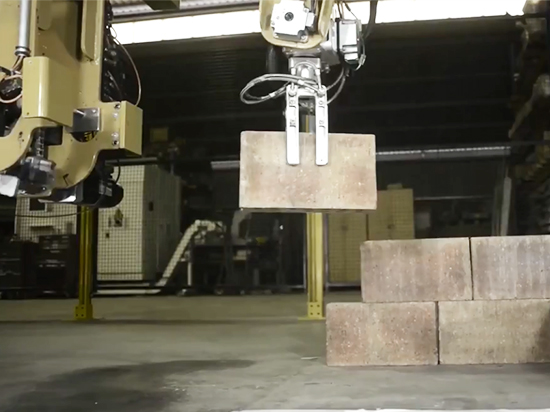 視頻：10萬美刀找不到個砌磚的？只好讓機(jī)器人上了