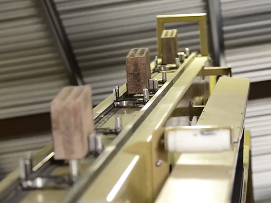 視頻：10萬美刀找不到個砌磚的？只好讓機(jī)器人上了