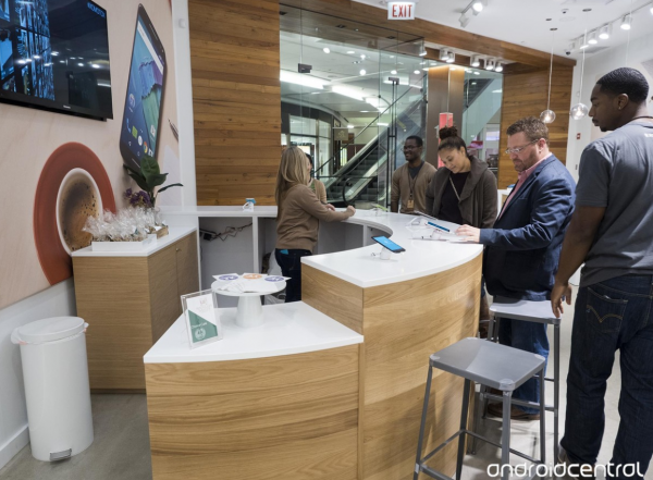 摩托羅拉唯一實(shí)體店:純木材質(zhì),情懷滿滿