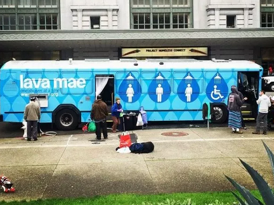 可移動(dòng)的衛(wèi)生間：舊巴士變?cè)杼?/></p><p>　　對(duì)美國的流浪漢來說，也許饑餓和寒冷都不是大問題，真正困擾他們的是：衛(wèi)生問題。公共澡堂和衛(wèi)生間的缺乏實(shí)際上讓流浪漢們苦不堪言。據(jù)統(tǒng)計(jì)，在美國的“丐幫重鎮(zhèn)”舊金山，6500個(gè)流浪漢只能爭搶16到20個(gè)淋浴室。不過這件事也許在未來將有轉(zhuǎn)機(jī)，因?yàn)槁迳即壏菭I利組織Lava Mae已經(jīng)行動(dòng)了起來，計(jì)劃將已經(jīng)退役的老舊巴士改裝成移動(dòng)澡堂。</p><p>　　非營利組織Lava Mae由Doniece Sandoval一手打造，她曾經(jīng)是某公司的銷售主管，因?yàn)閷?duì)無家可歸者心生憐憫，毅然決然辭掉工作，投身到幫助他們的活動(dòng)中?！坝幸惶煳易哌^一個(gè)可憐的女人身旁，她渾身臟兮兮的，嘴中呢喃著想要洗個(gè)暢快澡，真是可憐。”Sandoval接受ABC新聞的采訪中說道。</p><p>　　第二個(gè)觸動(dòng)她的是一個(gè)越戰(zhàn)老兵——一個(gè)被她稱為“厄爾先生”的人，他因?yàn)闊o錢住房而遭到驅(qū)逐，最終只好流落街頭?！拔易詈笠淮我姷剿蠹s是在半年前，”Sandoval說道?！澳菚r(shí)他的情況很糟糕。我們覺得生而為人，這種事真的不該發(fā)生?！?/p><p><img src=