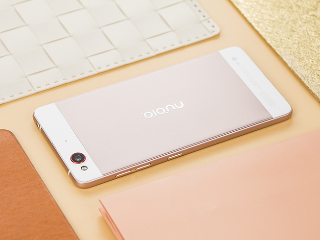 努比亞My布拉格玫瑰金圖賞 感覺(jué)站在布拉格廣場(chǎng)