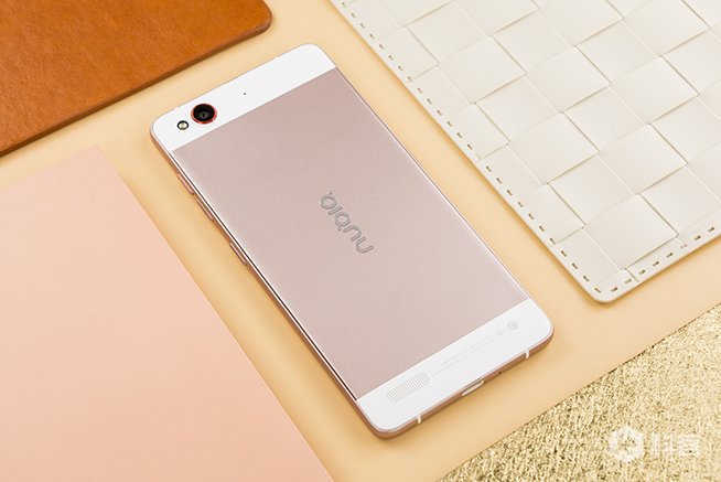 努比亞My布拉格玫瑰金圖賞 感覺(jué)站在布拉格廣場(chǎng)