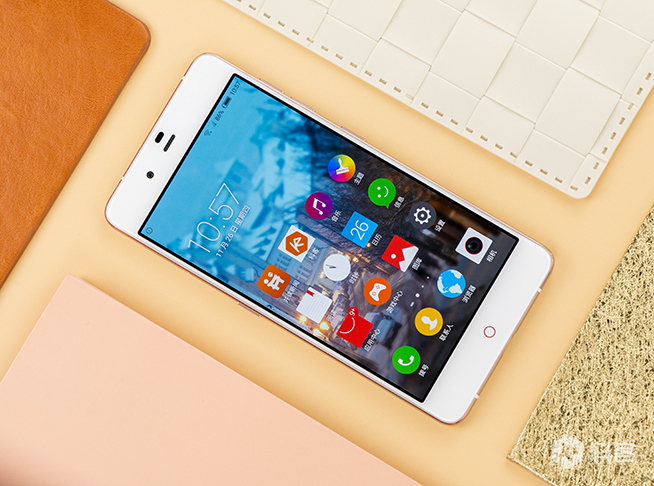 努比亞My布拉格玫瑰金圖賞 感覺(jué)站在布拉格廣場(chǎng)