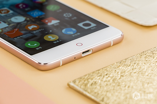 努比亞My布拉格玫瑰金圖賞 感覺(jué)站在布拉格廣場(chǎng)