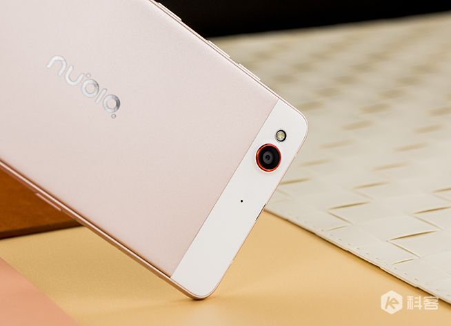 努比亞My布拉格玫瑰金圖賞 感覺(jué)站在布拉格廣場(chǎng)