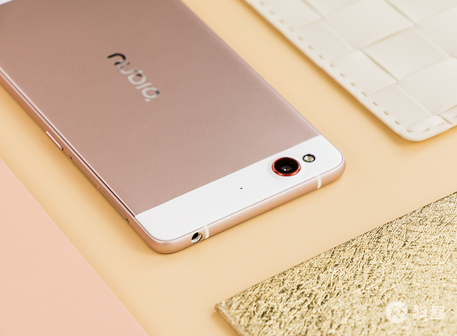 努比亞My布拉格玫瑰金圖賞 感覺(jué)站在布拉格廣場(chǎng)