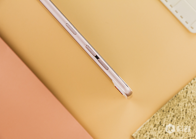 努比亞My布拉格玫瑰金圖賞 感覺(jué)站在布拉格廣場(chǎng)