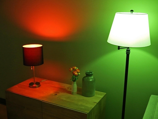 換顏色，播音樂...智能燈泡真的有人要嗎？