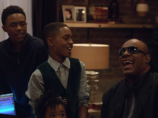 視頻：蘋果最感人廣告 “有朝一日圣誕節(jié)會沒有戰(zhàn)爭” 