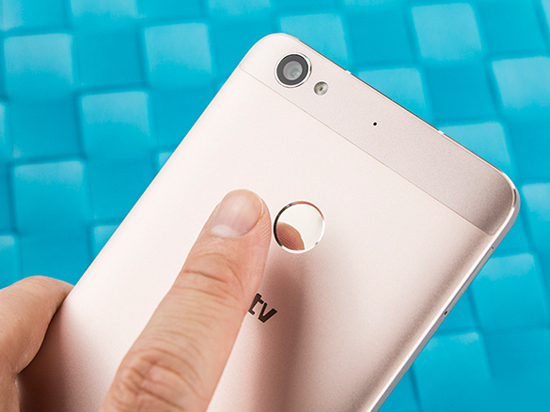 樂視開撕紅米/魅藍(lán)/榮耀：塑料手感的垃圾金屬