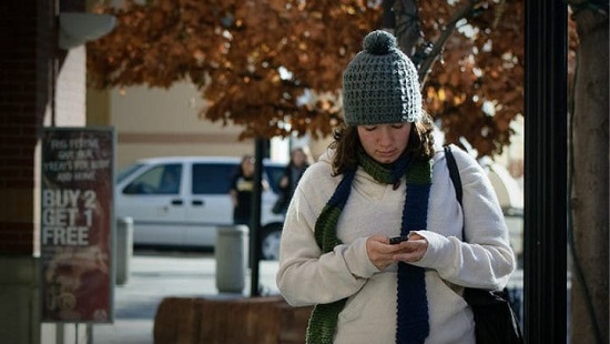 路上看手機(jī)而分神導(dǎo)致出意外？怪你咯