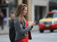 路上看手機(jī)而分神導(dǎo)致出意外？怪你咯