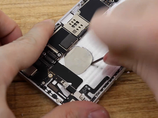 視頻:2分鐘教你給iPhone 6換個發(fā)光logo