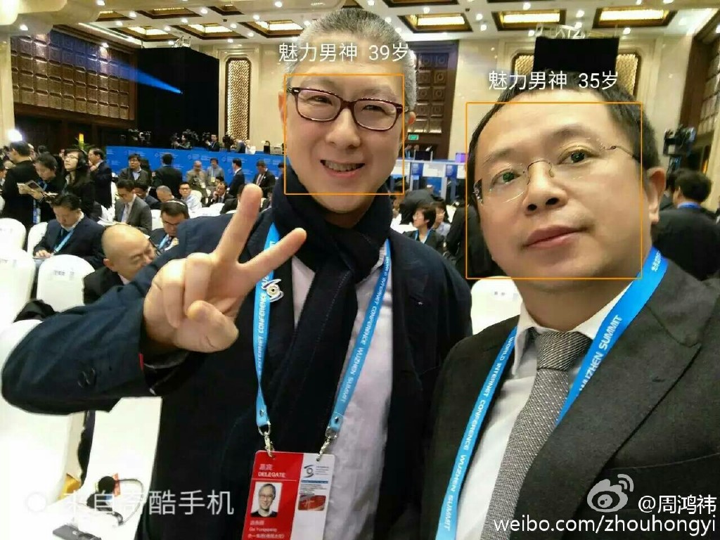 周鴻祎大會(huì)上忙于找人玩自拍，雷軍為小米雙肩包代言...