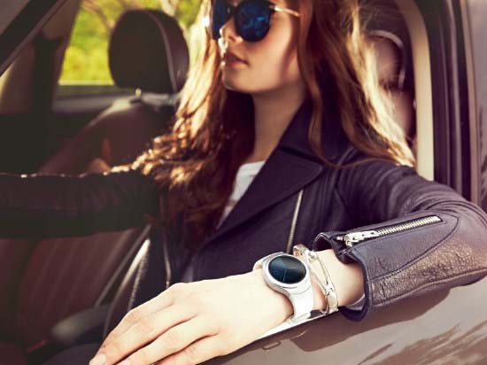 穿戴設(shè)備加強版？或?qū)⒂性鰪娙四芰ψ饔?/>&nbsp; &nbsp;</p><p>　　IDC 預(yù)計，全球可穿戴設(shè)備市場的出貨量規(guī)模將達到 1.11 億，相比今年預(yù)期的 8000 萬增長 44.4%。另外，IDC 認為到了 2019 
年該領(lǐng)域相關(guān)產(chǎn)品的出貨量將達到 2.14 億，未來五年的 CAGR (復(fù)合增長率)約 28%。</p><p>　　“可穿戴設(shè)備最基本的類型今天十分普遍，比如健身追蹤腕帶，但預(yù)計未來幾年時間里，無論是外形尺寸和設(shè)備類型都將出現(xiàn)激增?！盜DC 
負責跟蹤移動設(shè)備的高級研究分析師 Jitesh Ubrani 
表示，智能服飾、智能眼鏡甚至是頭戴式智能裝置，目前還處于大規(guī)模普及之前的初級階段，雖然這些未必比追蹤類型的設(shè)備更受歡迎，但下一代可穿戴設(shè)備將朝著體驗方面改進，或許有增強人能力的可穿戴設(shè)備出現(xiàn)。</p><p>　　當然，在可穿戴設(shè)備市場，當前最受歡迎的一定是智能手表。IDC 的數(shù)據(jù)顯示，今年全球智能手表的出貨量可達 2130 萬，預(yù)計 2016 年將上升至 
3430 萬。而到了 2019 年，這一數(shù)字將達到 8830 萬左右，五年期間的符合增長率達到 42.8%。</p><p>　　“在短時間內(nèi)，智能手表已經(jīng)從智能手表的伴侶發(fā)展到了能夠通信、接收通知、運行應(yīng)用程序，以及擁有諸多其他功能的獨立計算設(shè)備，” IDC 
可穿戴設(shè)備調(diào)研負責人 Ramon Llamas 
認為，今天的智能手表看起來已經(jīng)超越早期人們的認知，未來支持蜂窩連接、內(nèi)置健身傳感器和可運行獨立第三方應(yīng)用的產(chǎn)品會越來越多，這些功能將承擔更大的作用，并足以改變游戲規(guī)則，使可穿戴設(shè)備朝著更有吸引力和價值的市場方向前進。</p><p><img src=