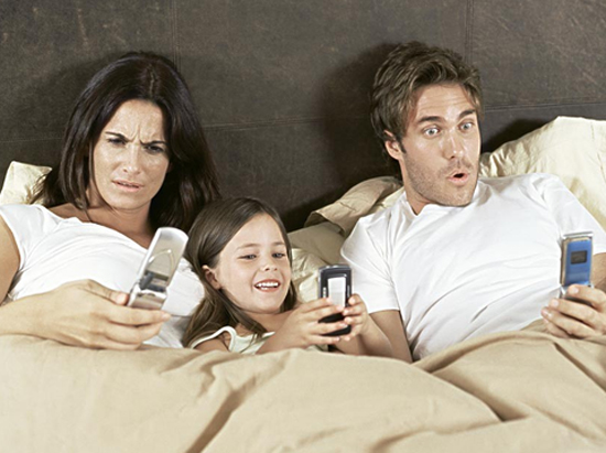 還敢玩？據(jù)說每天用手機用多了容易抑郁