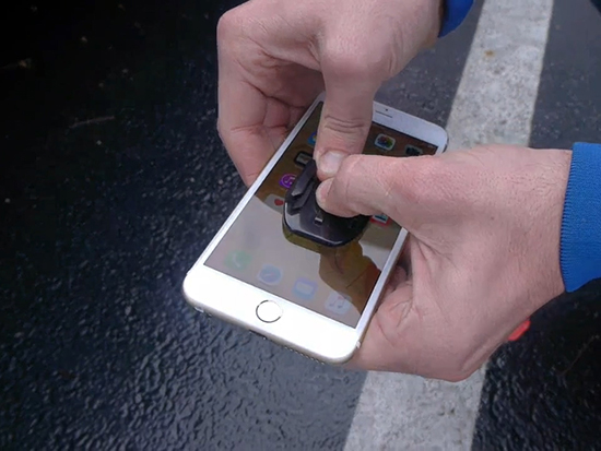 視頻:iPhone 6s機身很耐磨?馬路上磨擦一下再說