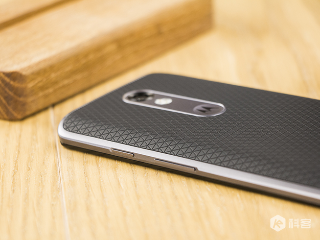 嗨科技：讓我們來摔摔看 Moto X 極上手評測