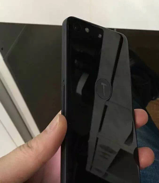 錘子T2手機(jī)真機(jī)圖遭曝光:細(xì)節(jié)提升但無驚喜