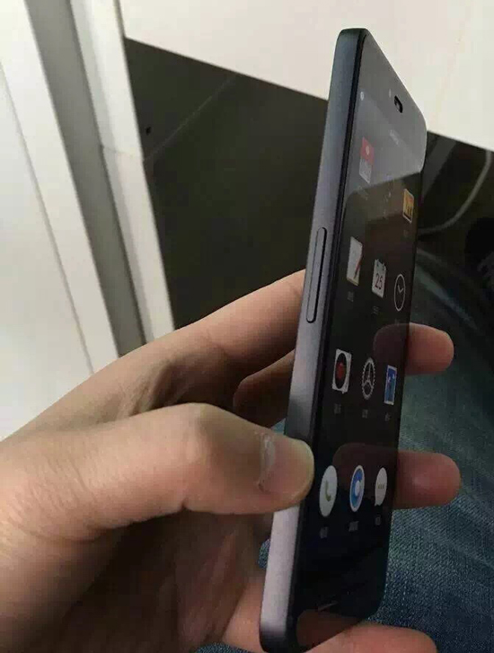 錘子T2手機(jī)真機(jī)圖遭曝光:細(xì)節(jié)提升但無驚喜