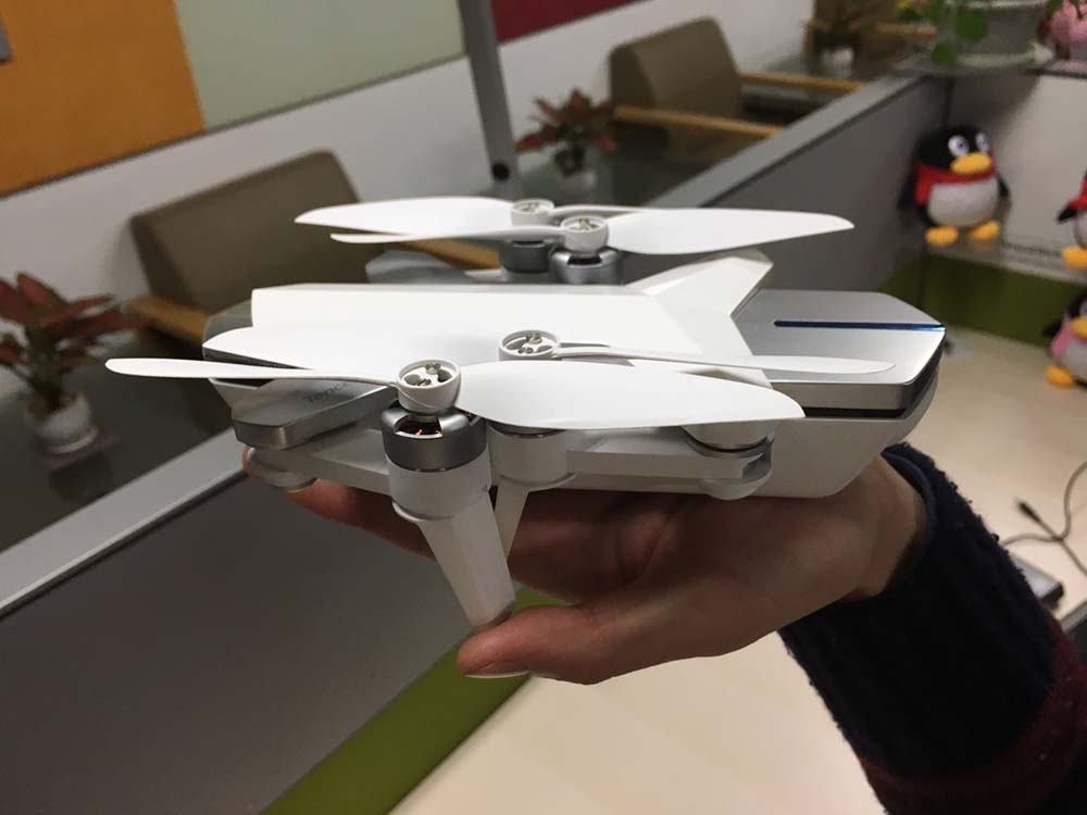 騰訊無(wú)人機(jī)勁爆曝光！折疊僅手掌大小