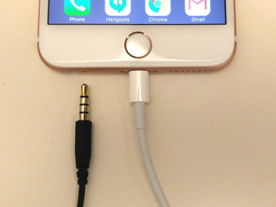蘋果執意取消3.5mm耳機孔，已有廠商跪舔