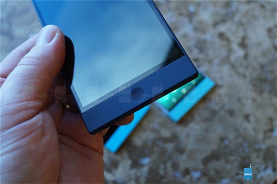 熟悉的下巴！全球首款云端智能手機正式發(fā)貨了