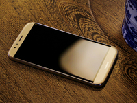 華為新麥芒曝光：機(jī)身首次加入粉紅配色？