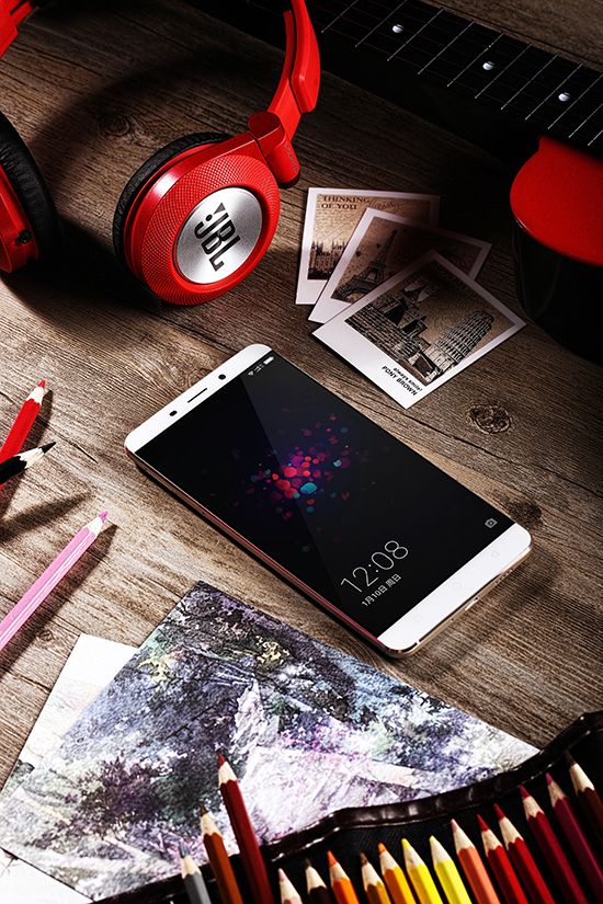 4GB/雙攝像頭/2999元，360手機(jī)奇酷旗艦極客版發(fā)布