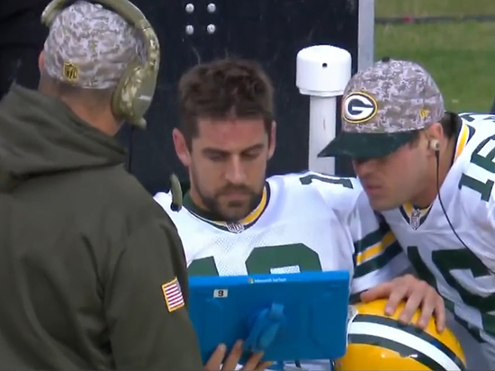 視頻：微軟Surface掉鏈子，賽場(chǎng)上慘被怒摔！