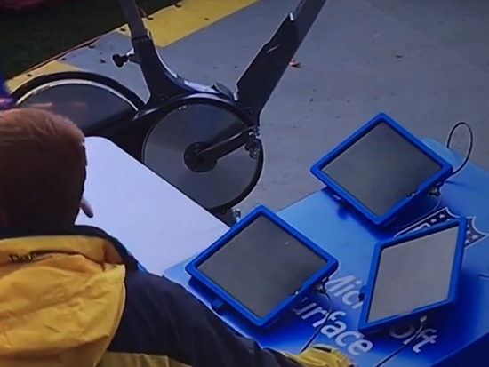 視頻：微軟Surface掉鏈子，賽場(chǎng)上慘被怒摔！