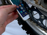 視頻：虐機新招 iPhone 6s與摩托車齒輪博弈